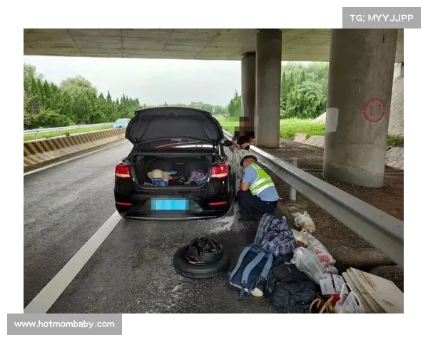 乌什:民警化身“修理工”帮助群众更换轮胎 乌什:民警化身“修理工”帮助群众更换轮胎